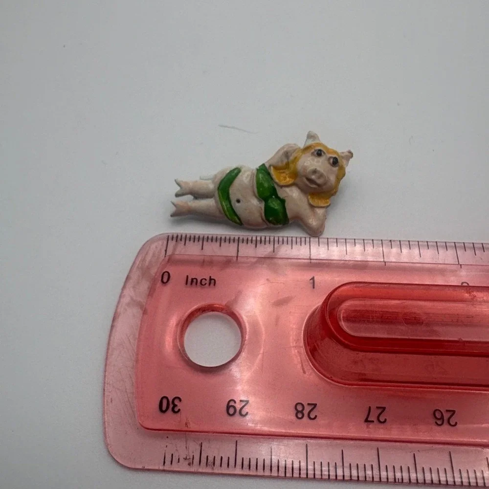 Vintage Miss Piggy Enamel Pin Muppets Reclining Bikini Brooch Green Pink 1.25